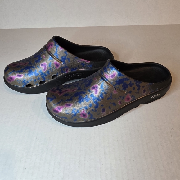 Oofos OOcloog Limited Edition Metallic Print Recovery Clogs.  Unisex - Picture 4 of 11